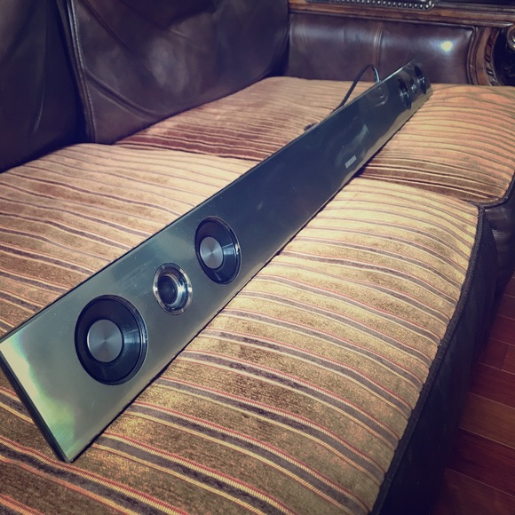 Samsung Wireless Subwoofer w/ Soundbar - Picture 1 of 6